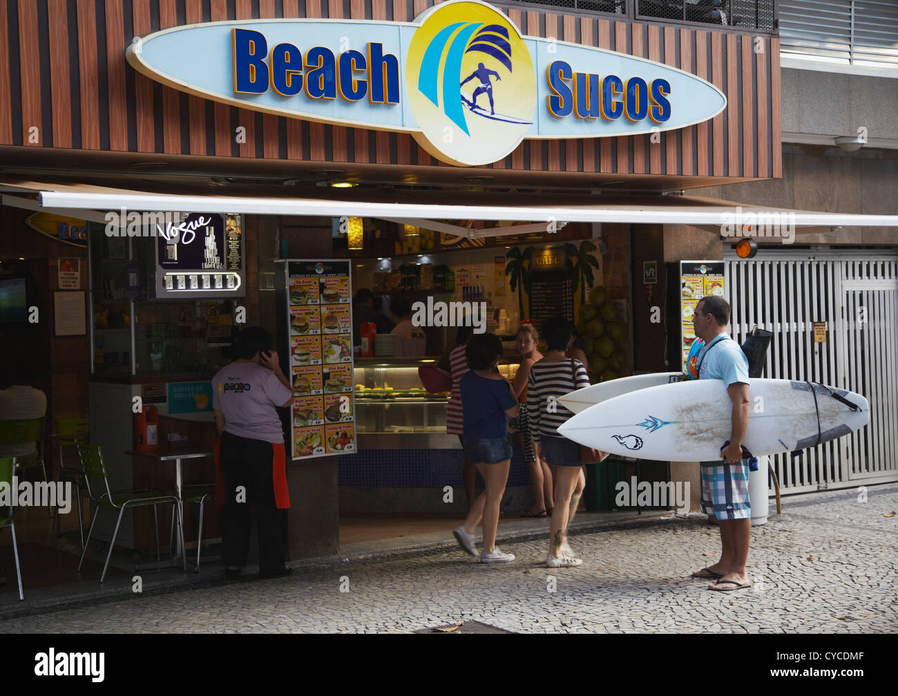 Menschen bei Saft Bar, Ipanema, Rio De Janeiro, Brasilien Stockfoto
