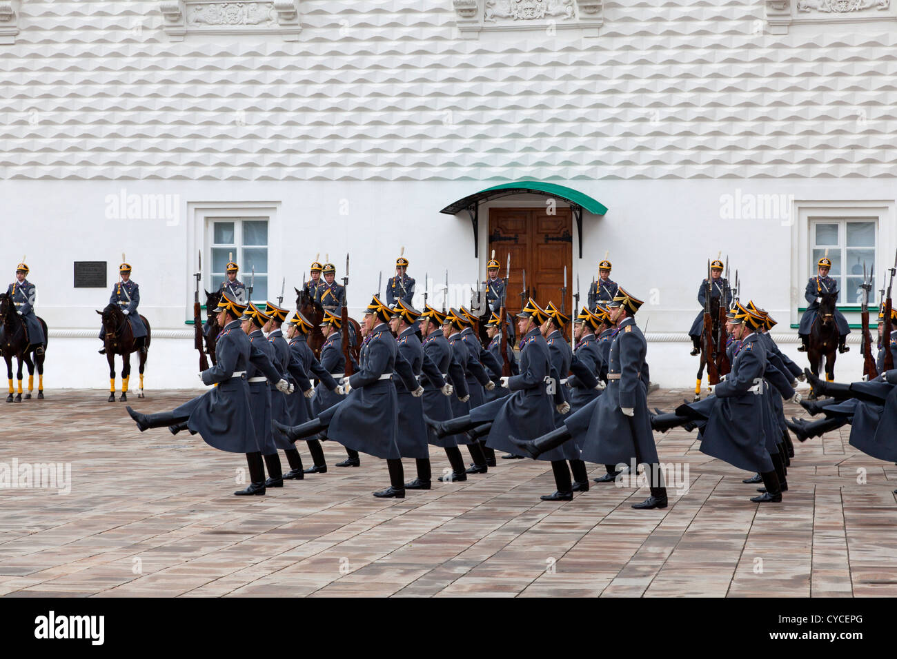 Stechschritt Soldaten an die feierliche Wachablösung im Kreml, Moskau Stockfoto