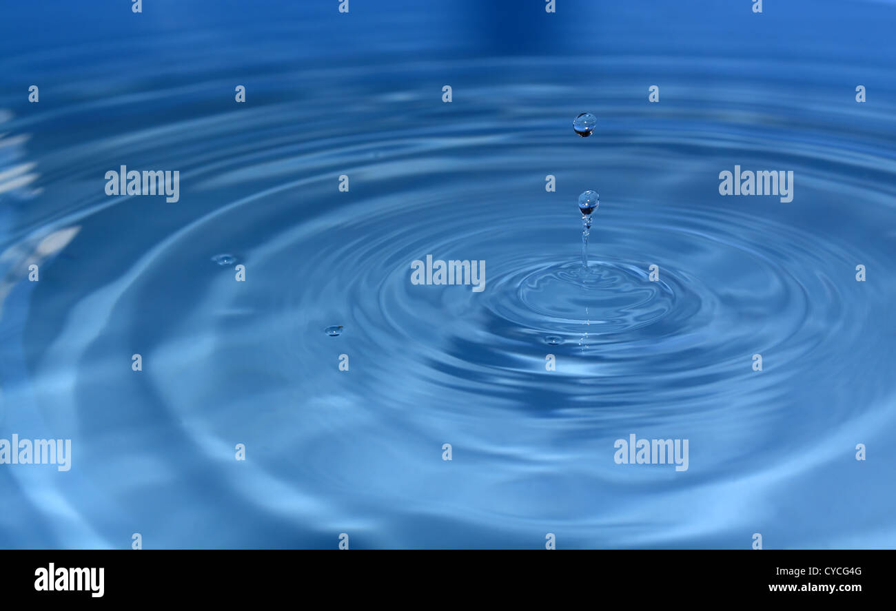 Wassertropfen mit Textfreiraum Stockfoto