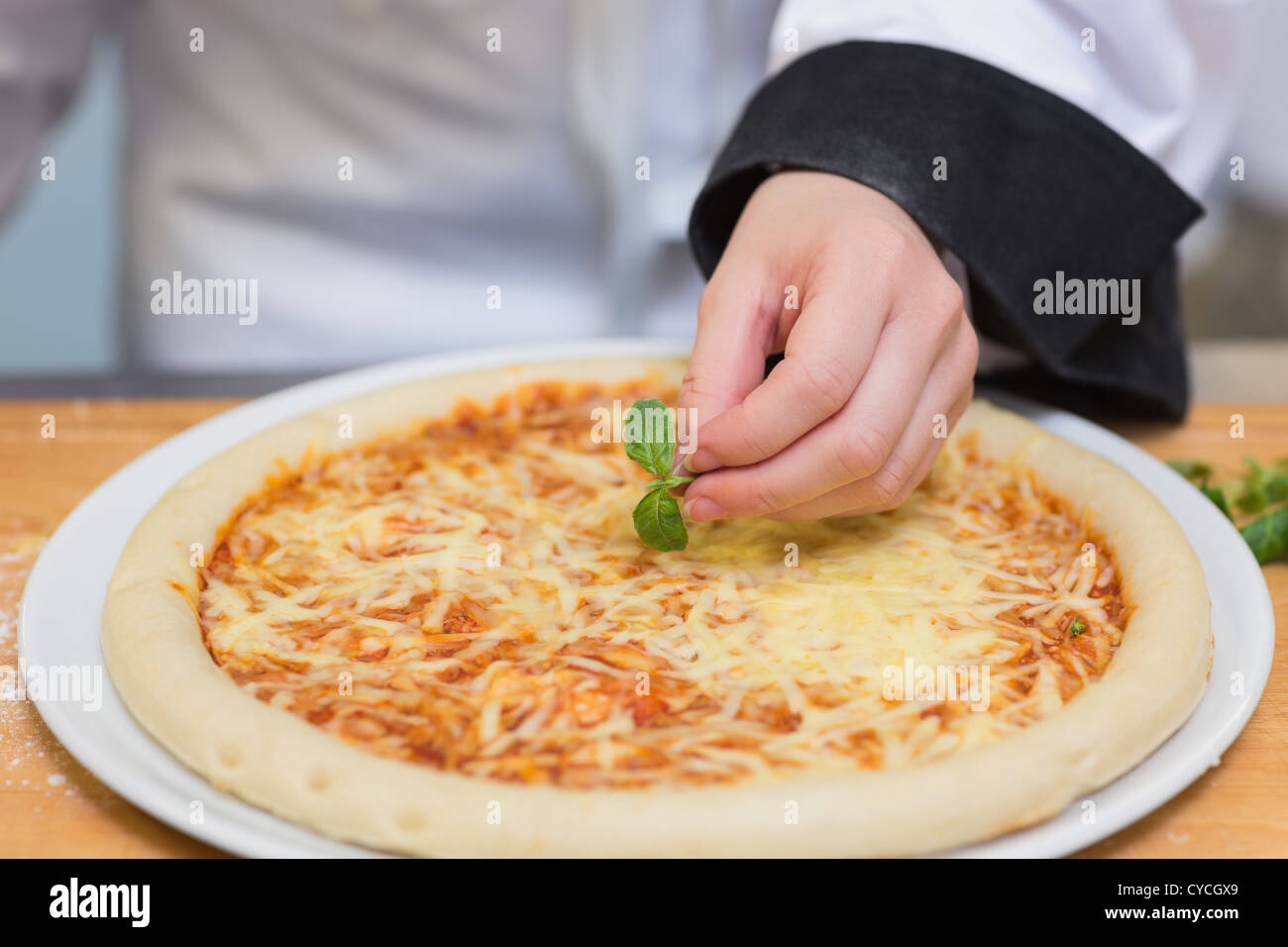 Basilikum auf pizza Stockfoto