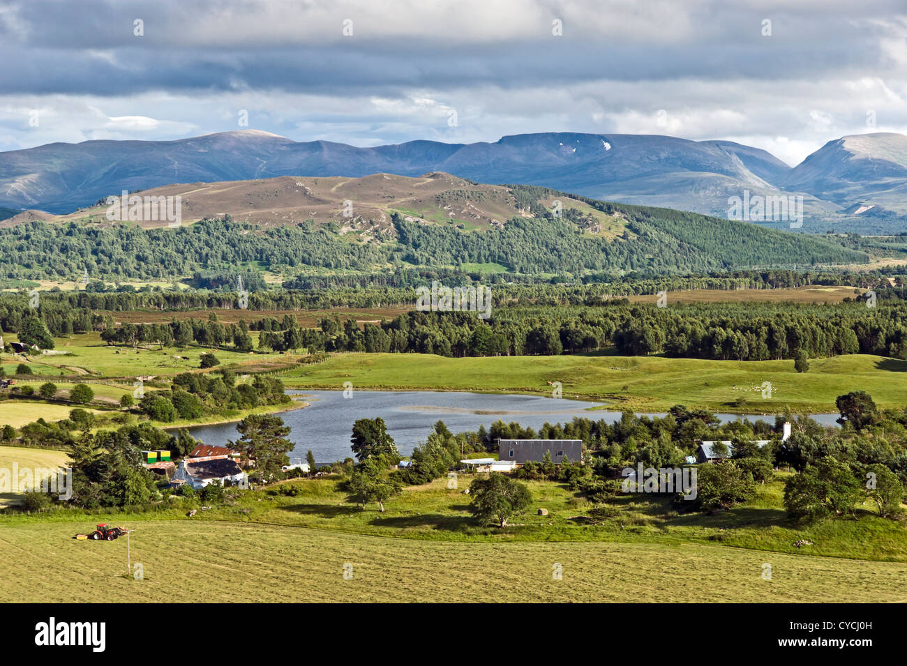 Cairn Gorm Berg (links) und Speyside von oben Avielochan nördlich von Aviemore Highland Schottland gesehen Stockfoto