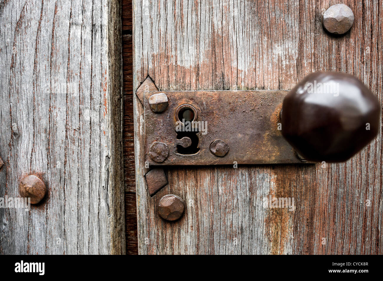 Seltsam geformte Schlüsselloch ein Türschloss Stockfoto