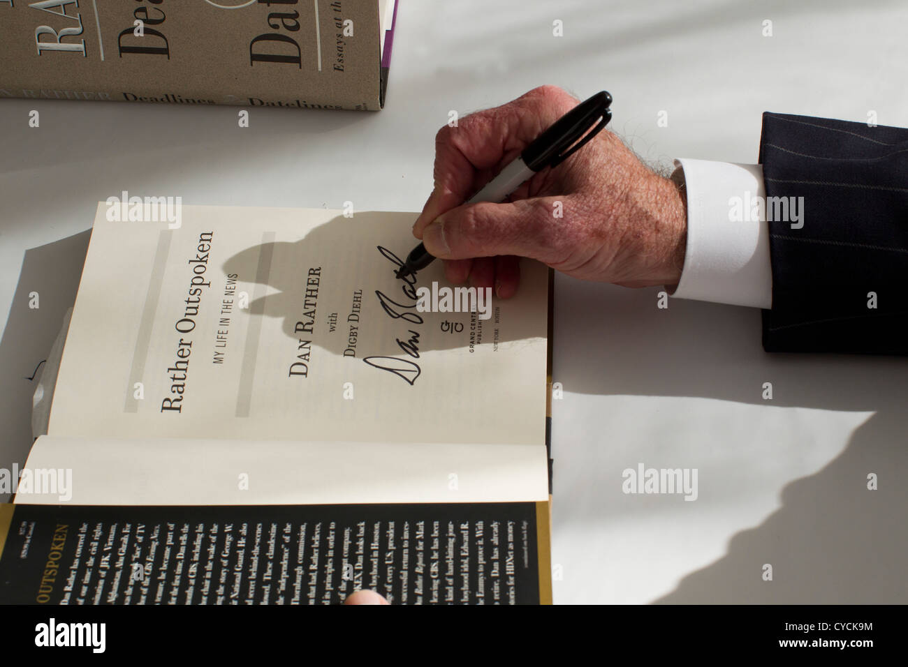 Journalist Dan Rather unterschreibt eine Kopie seines Buches "Ziemlich ausgesprochener" für einen Fan Festival in Austin Texas Buch Stockfoto
