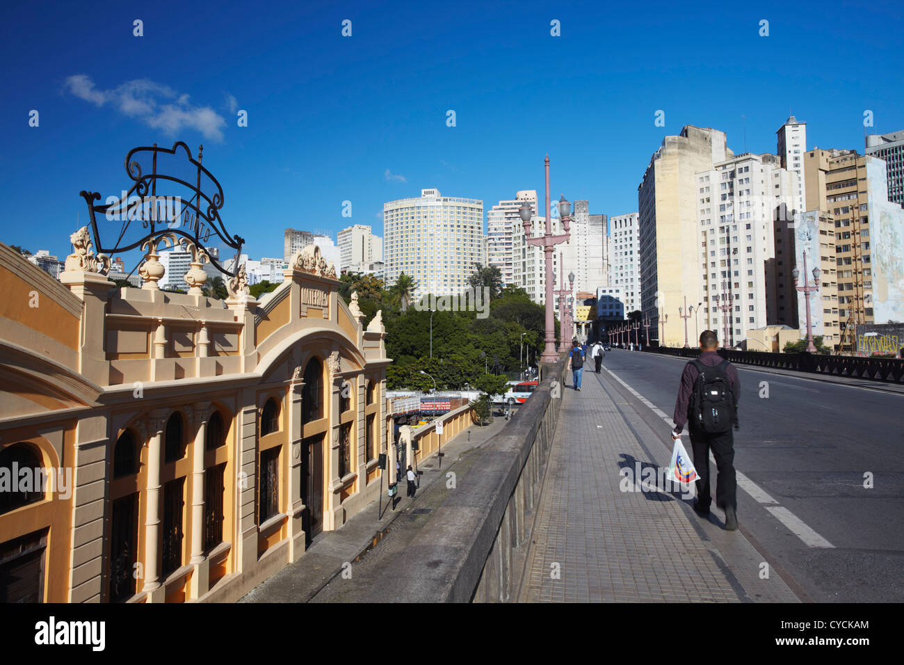 Menschen Kreuzung Brücke in der Innenstadt, Belo Horizonte, Minas Gerais, Brasilien Stockfoto