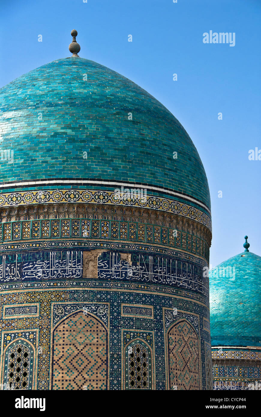 Kuppeln von Mir-i-Arab Medresse in Buchara, Usbekistan Stockfoto