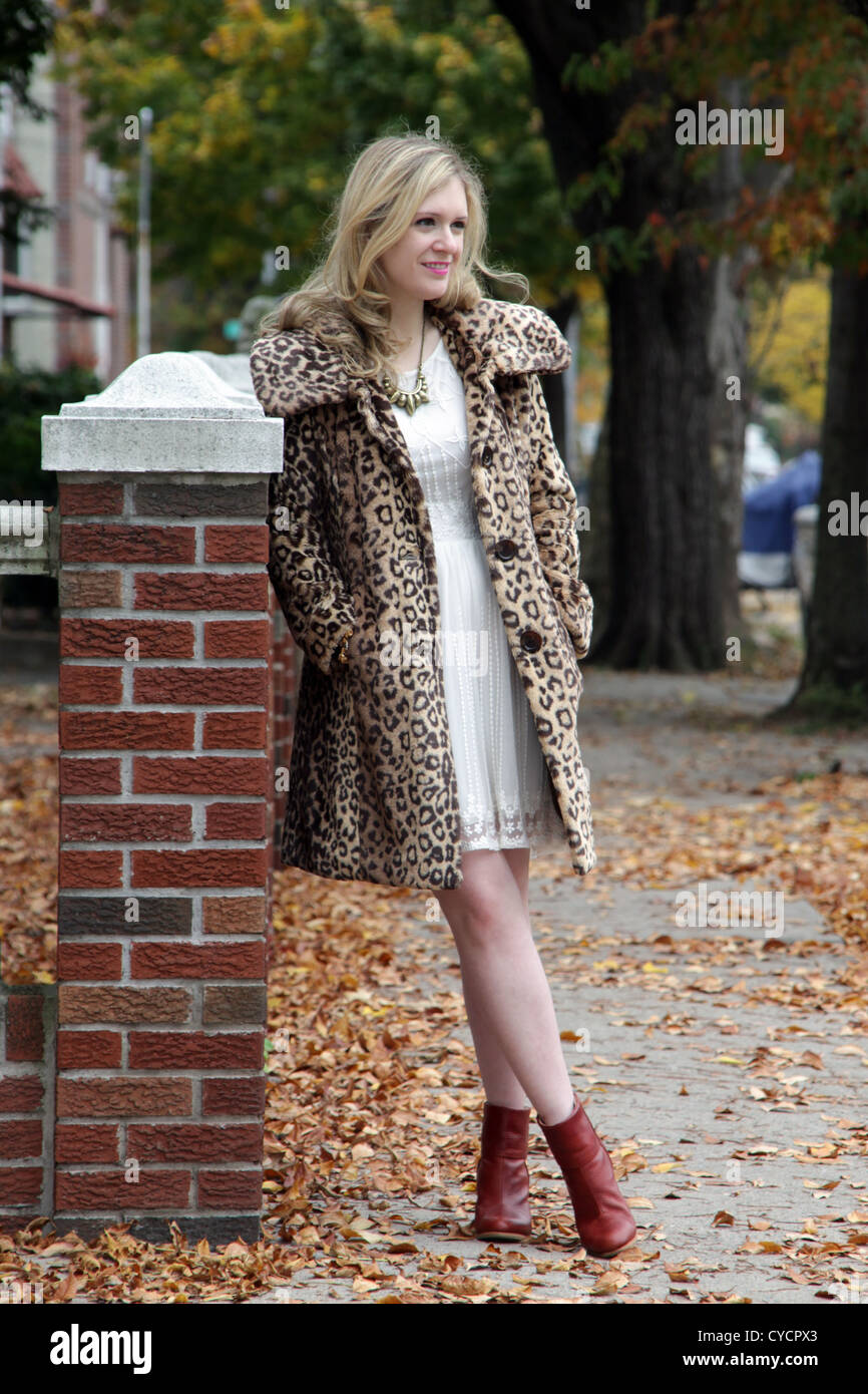 Frau im Leoparden-print Mantel in Astoria, Queens, New York City, 26. Oktober 2012 © Katharine Andriotis Stockfoto