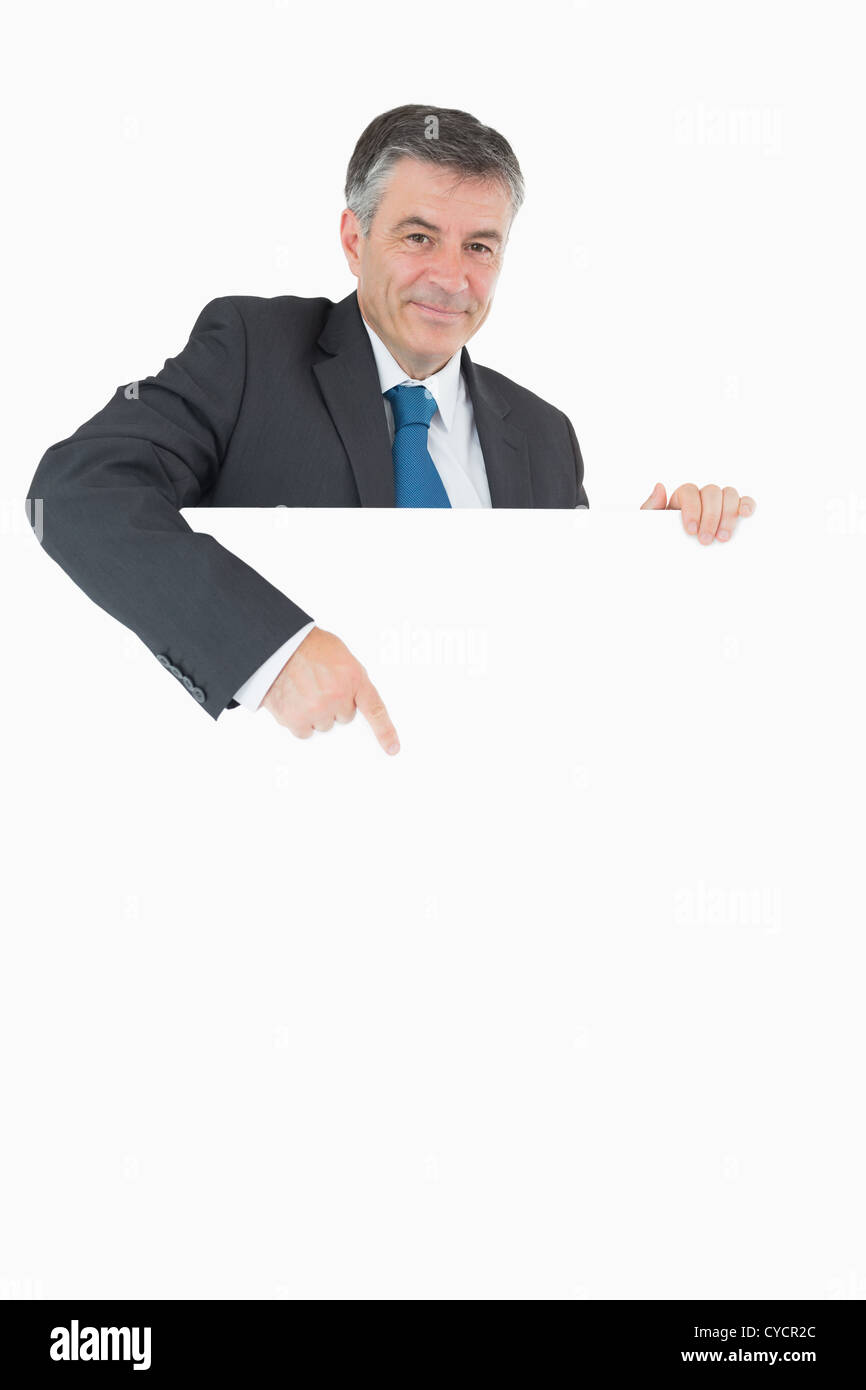 Glücklich Geschäftsmann zeigte auf dem Brett Stockfoto