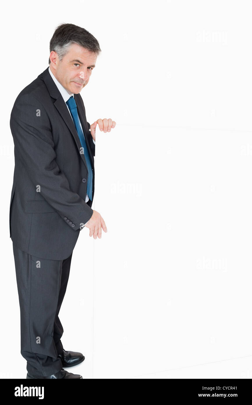 Lächelnder Mann halten weißen Tafel Stockfoto