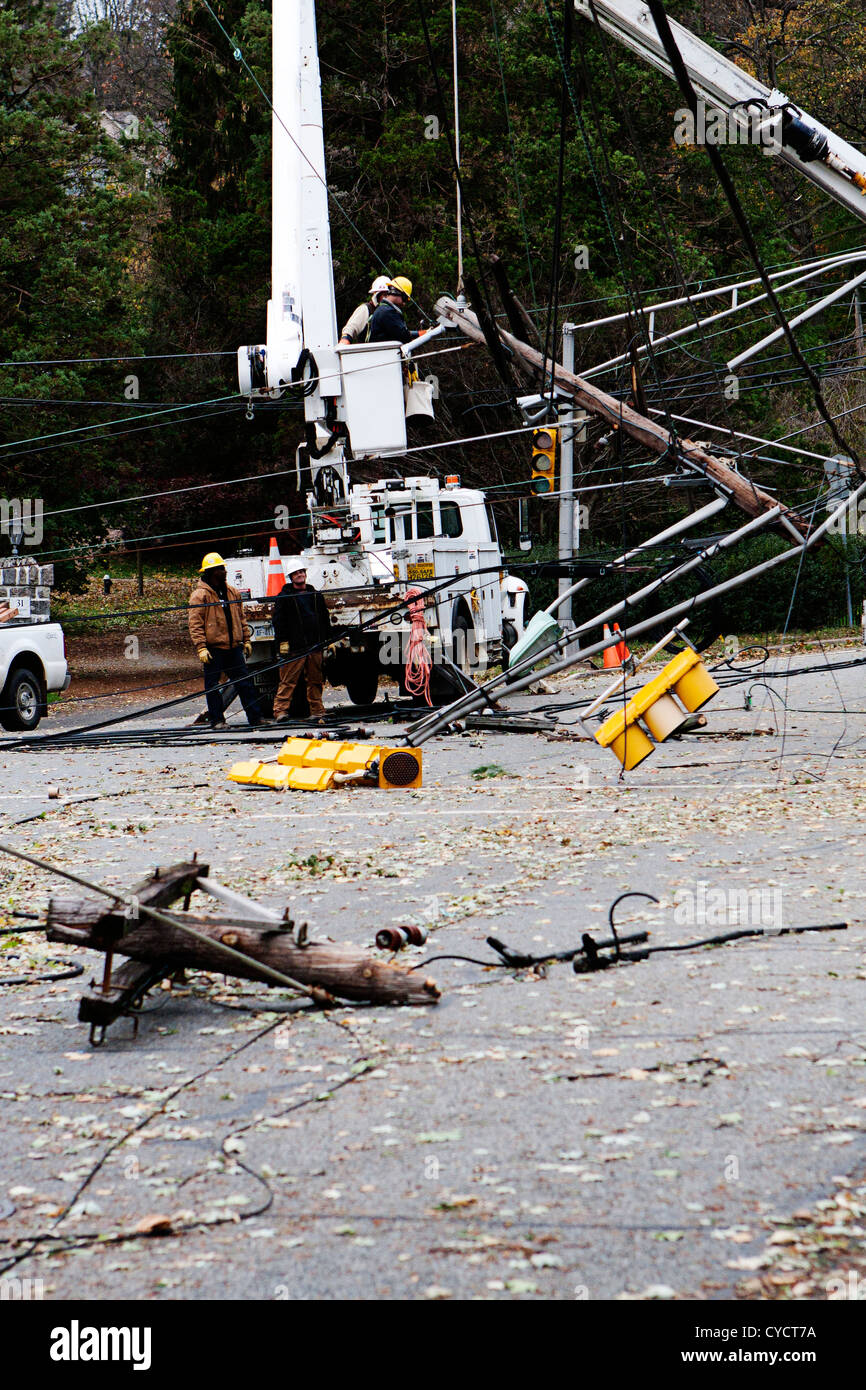 Utility Workes Befestigung abgestürzten Stromleitungen und Stangen in West Orange NJ nach Super Sturm Sandy. Stockfoto