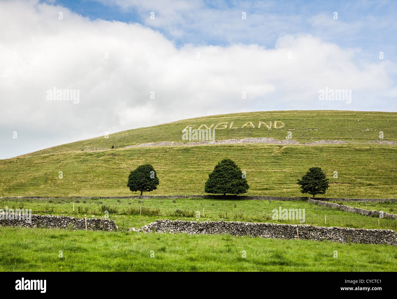 England-Motto im weißen Kalkfelsen auf einem Hügel in der Nähe von Chelmorton in Derbyshire Peak District Stockfoto