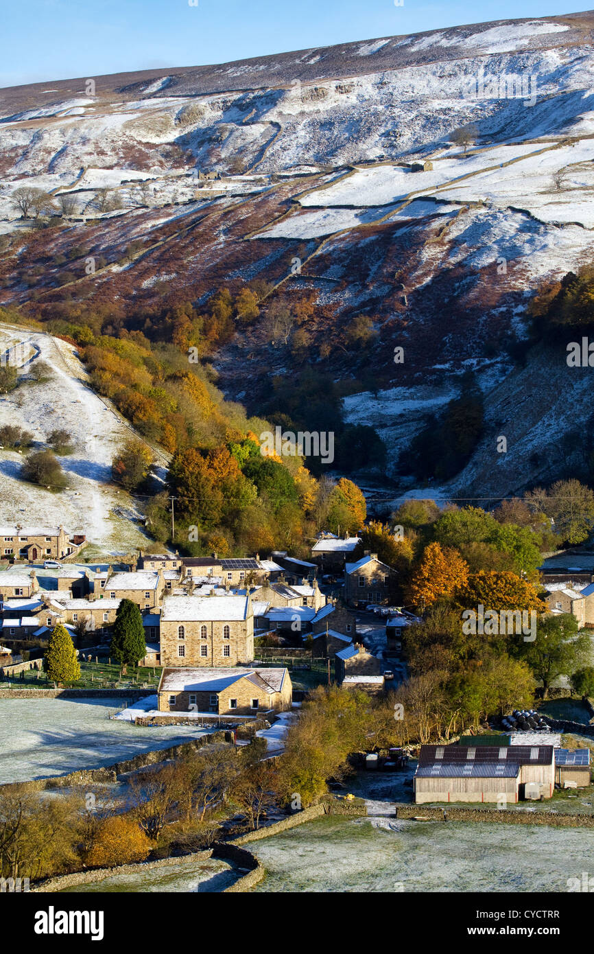 Herbst Schnee Landschaft auf Melbecks Moor und Gunnerside Gill. Die Hügel und die fernen Hügel und Täler in Swaledale, North Yorkshire Dales, Großbritannien Stockfoto