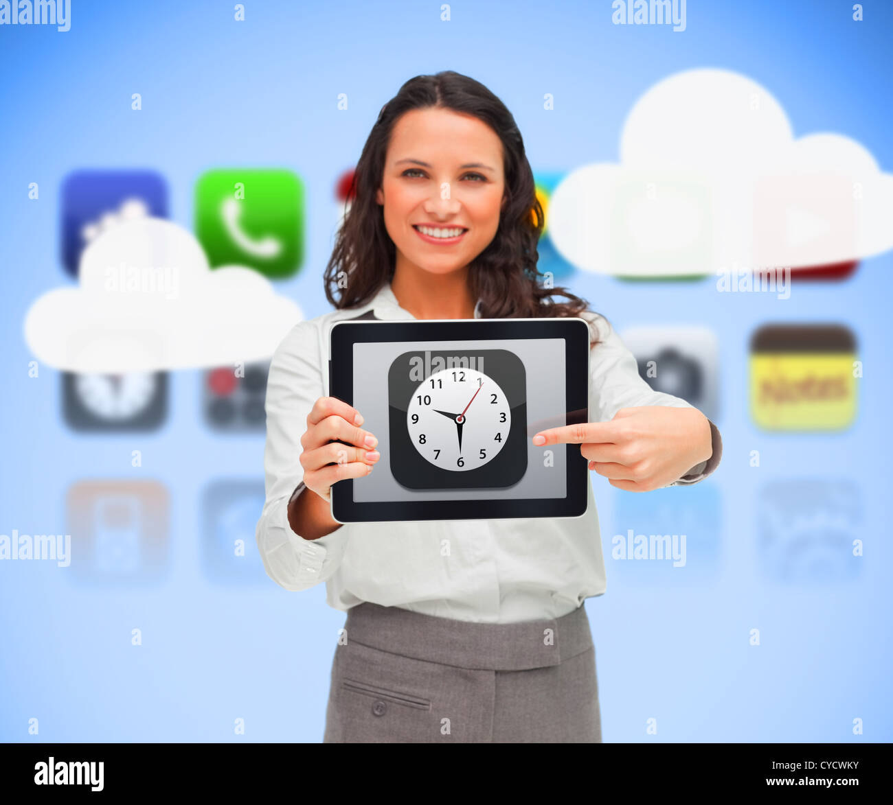 Geschäftsfrau stehend mit einem Tablet-pc auf der Uhr-app-Symbol Stockfoto