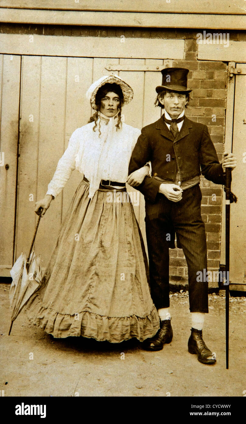 Cross-Dressing Mann Paar gekleidet als Frau der höheren sozialen Status mit ihrem Ehemann in Zylinder und Frack gekleidet.  1900er Jahre Stockfoto
