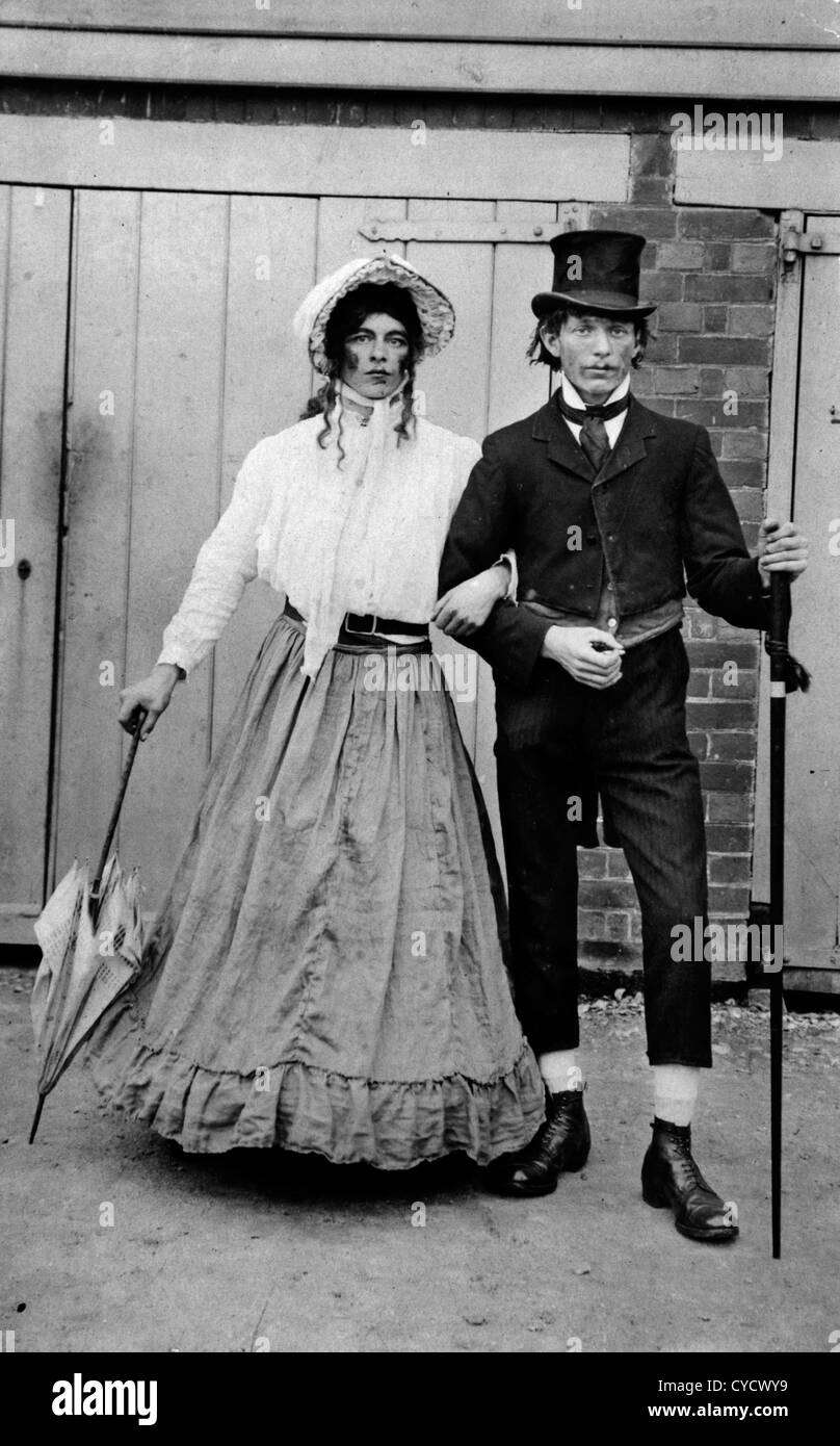 Cross Dressing Mann, Womans Kleidung Dorffest "Lord und Lady" trägt. ca. 1900 s Stockfoto