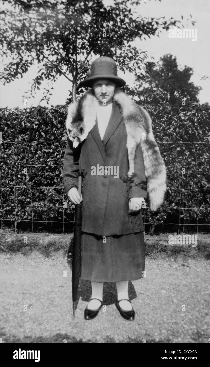 Frau Fuchspelz trägt Stahl ca. 1920er Jahren Großbritannien. Stockfoto