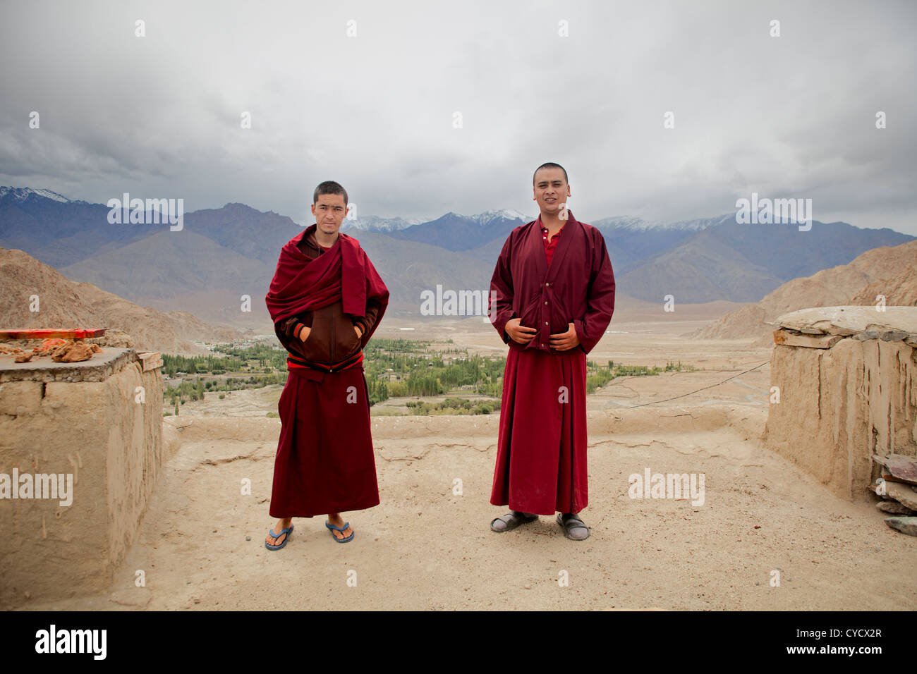 Ein Porträt von zwei buddhistischen Mönchen auf das Phyang Kloster befindet sich 15 Kilometer westlich von Leh in Ladakh, Nordindien. Stockfoto