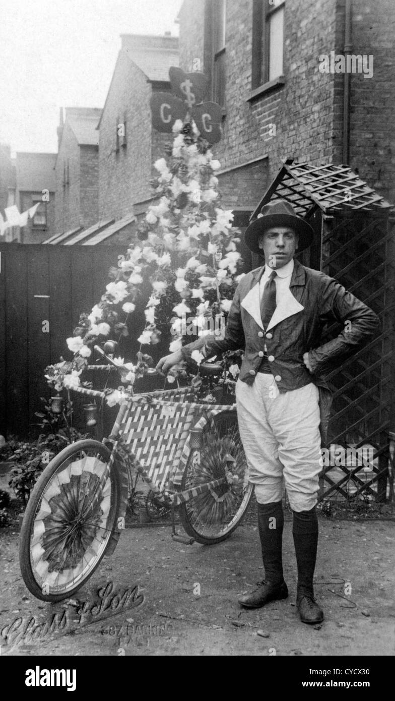 1900s Pedal Fahrrad Bellen East London eingerichtet, die für eine faire fete Feier fertig. Stockfoto