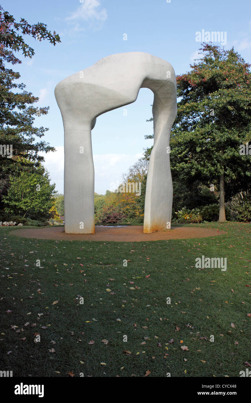 DAS REPLIKAT VON HENRY MOORE SKULPTUREN DEN BOGEN AM RHS WISLEY. SURREY UK. Stockfoto
