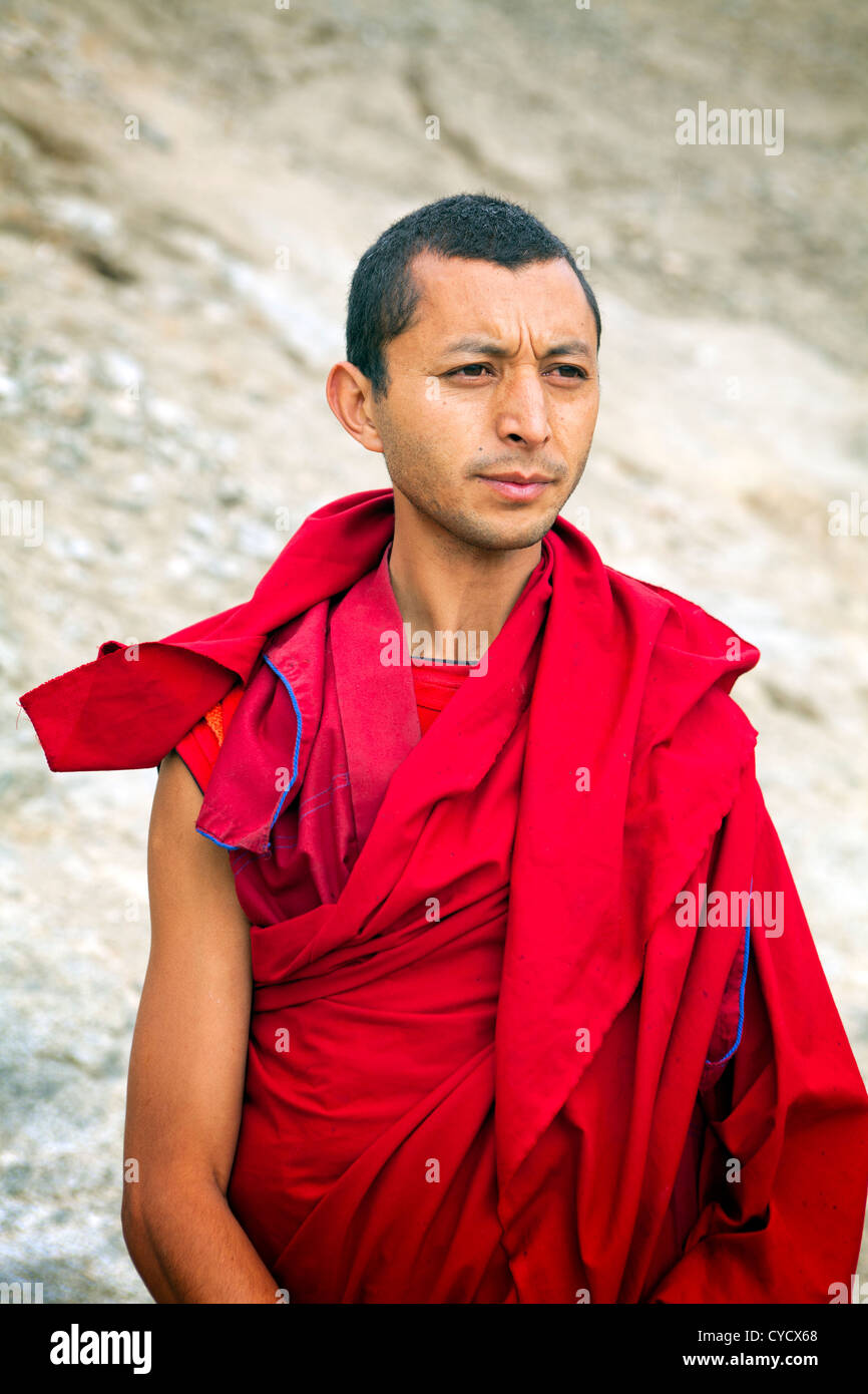 Ein Porträt von einem buddhistischen Mönch auf dem Weg zwischen Leh und The Namgyal Tsemos Gompa, einem buddhistischen Kloster in Leh Bezirk, Ladakh Stockfoto