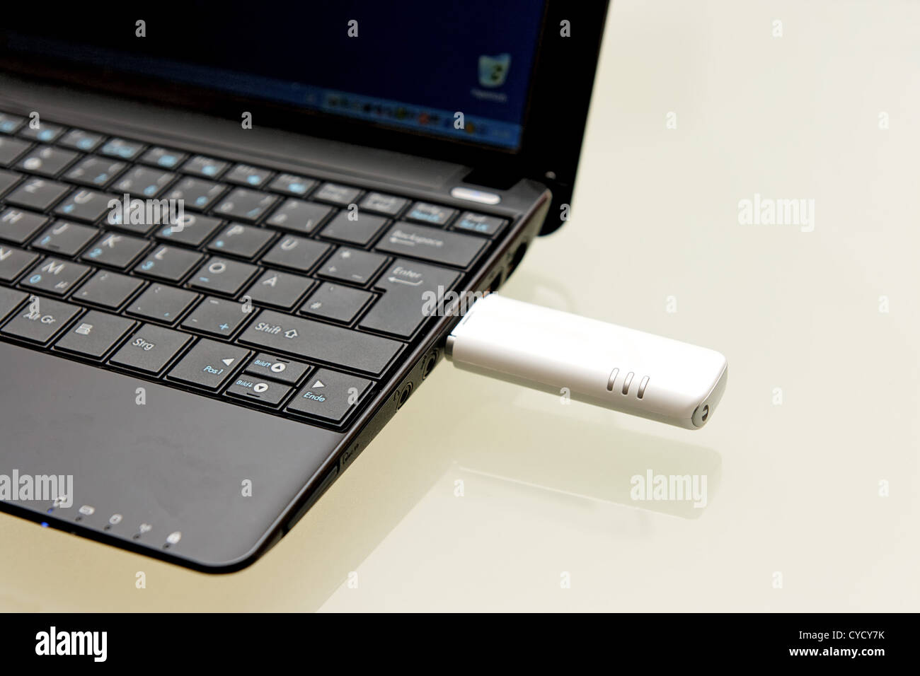 WLAN Surfstick auf einem Laptop Stockfoto WLAN Surfstick auf einem Laptop Stockfoto