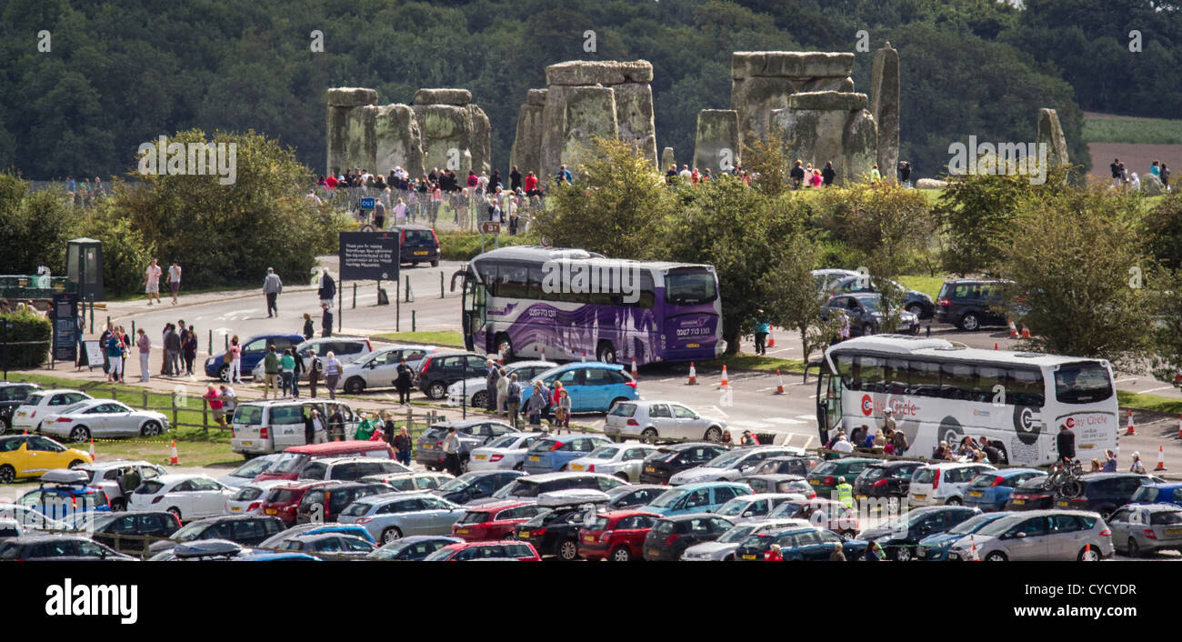 Die rätselhaften Ruinen der Welt Erbe Stonehenge scheinen weniger romantisch in dieser komprimierten Tele Ansicht von jenseits der Parkplatz Stockfoto