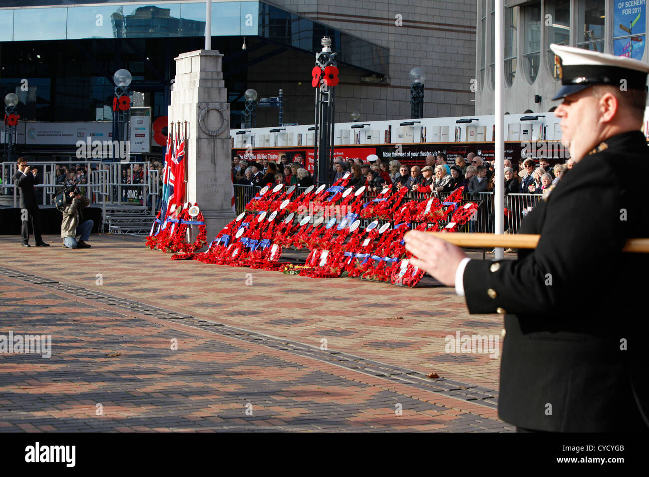 Massen von Mohn Kränze im Stadtzentrum von Birmingham. Mit einer königlichen Marine-Offizier im Vordergrund. Stockfoto