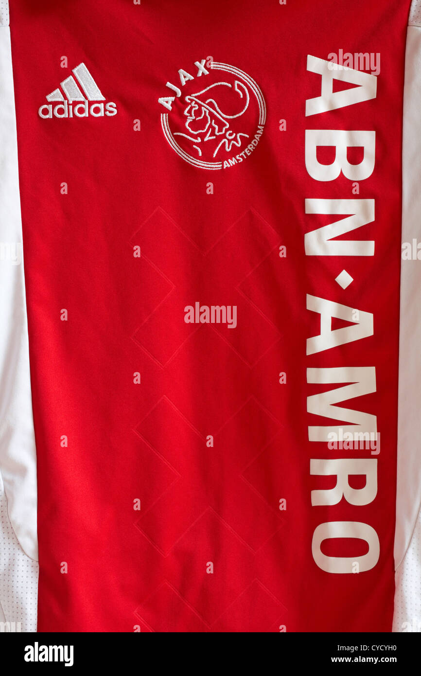 ABN Amro adidas Ajax Amsterdam Logos auf red Football Shirt Stockfoto