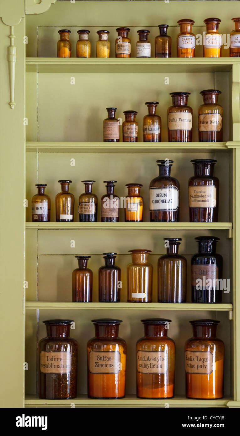 Alten Apothekerschrank mit Lagerung Gläser mit lateinischen Bezeichnungen Stockfoto