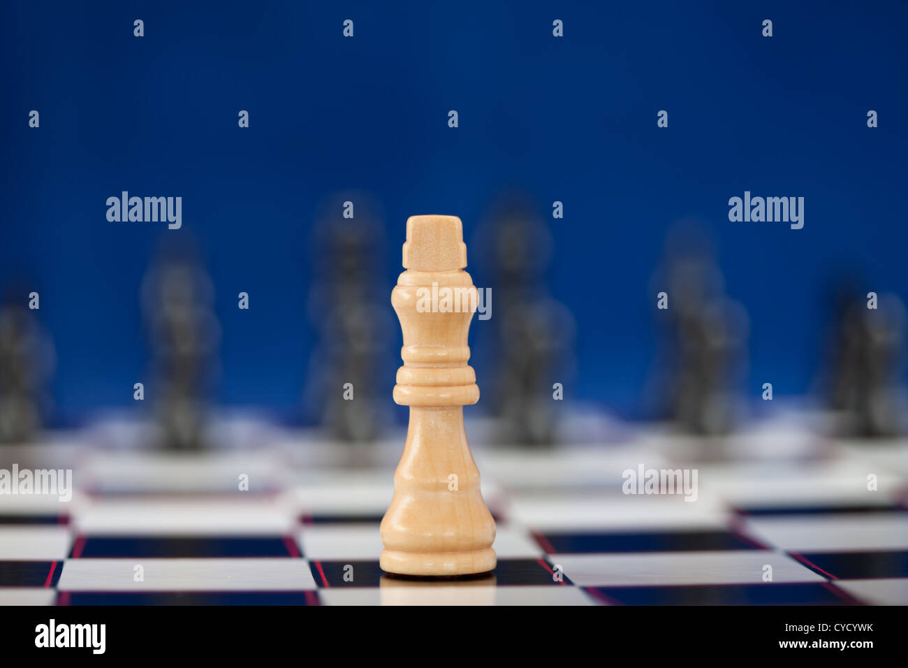Weiße Dame stehend auf dem Schachbrett beim schwarzen hinter Stockfoto