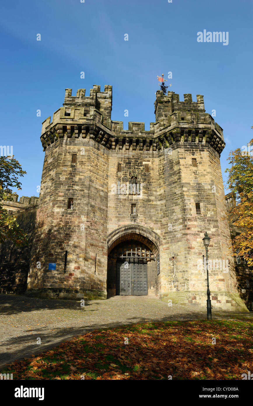 Mittelalterliche Lancaster Castle UK vor dem Eingang Stockfoto