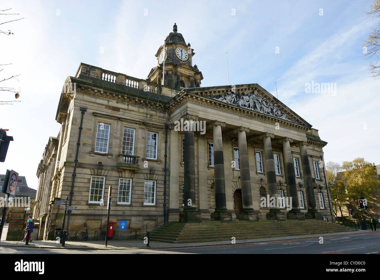 Vor dem Eingang des Rathauses Lancaster UK Stockfoto