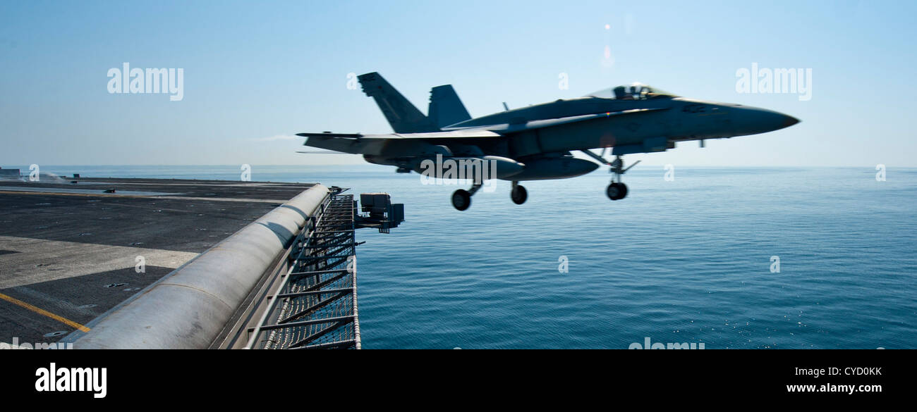 Eine F/A-18C Hornet zugeordnet zu den "goldenen Drachen" von Strike Fighter Squadron (VFA) 192 startet von der Flight Deck des Flugzeugträgers USS John C Stennis (CVN 74). John C Stennis ist auf den 5. Flotte Verantwortungsbereich Durchführung Maritime Security Operations eingesetzt, Theater Sicherheit Bemühungen um Zusammenarbeit und Unterstützung für die Operation Enduring Freedom. Stockfoto