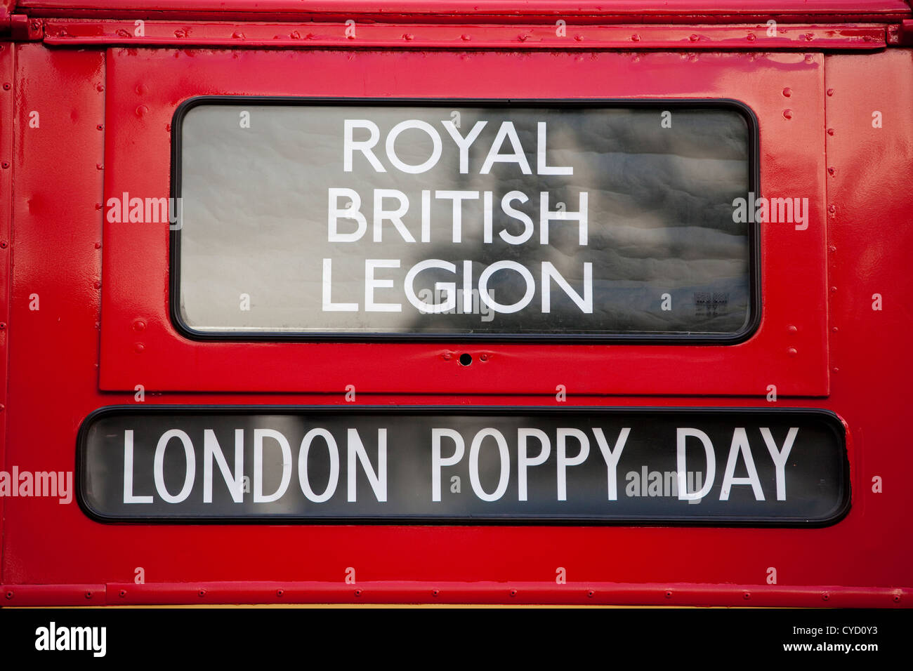 Royal British Legion London Poppy Tag Poppy Appell, angekündigt auf einem Londoner Routemaster Bus Fenster, London, Vereinigtes Königreich Stockfoto