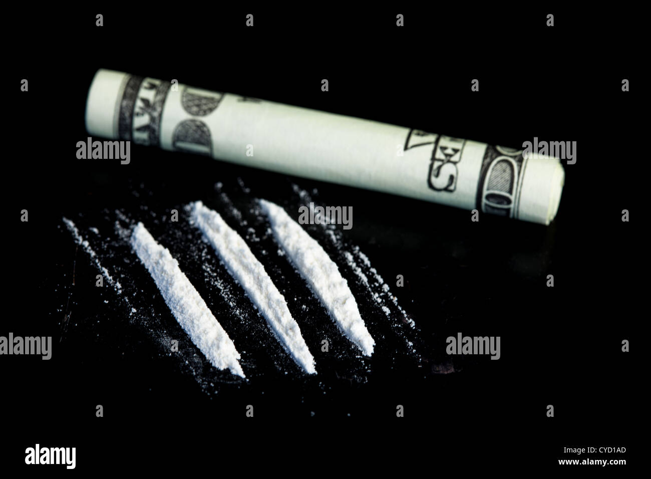 Linien der illegale Substanz neben aufgerollt Dollarschein Stockfoto