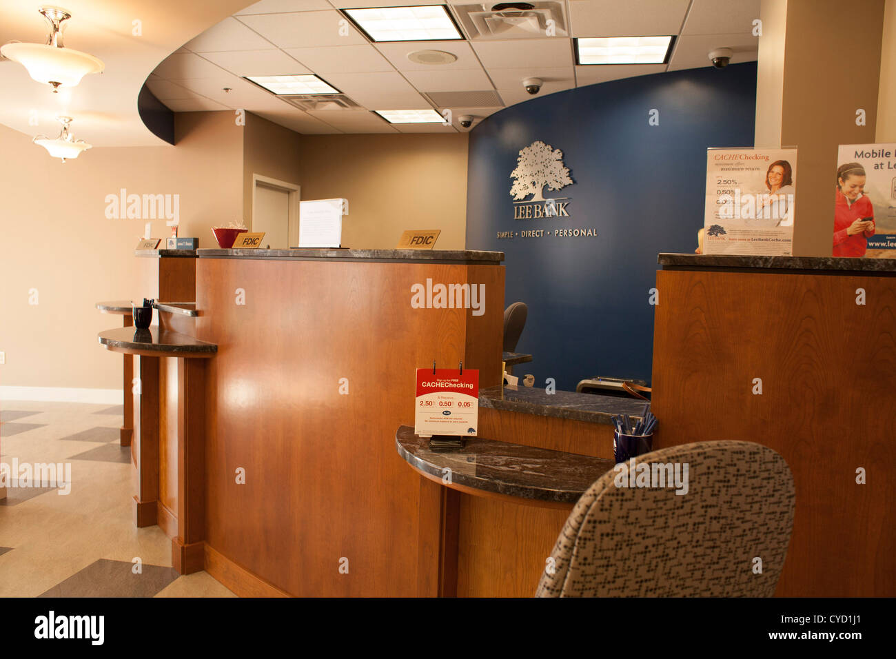 Eine Bank-Lobby mit Holz Zähler wirkt warm und einladend. Stockfoto