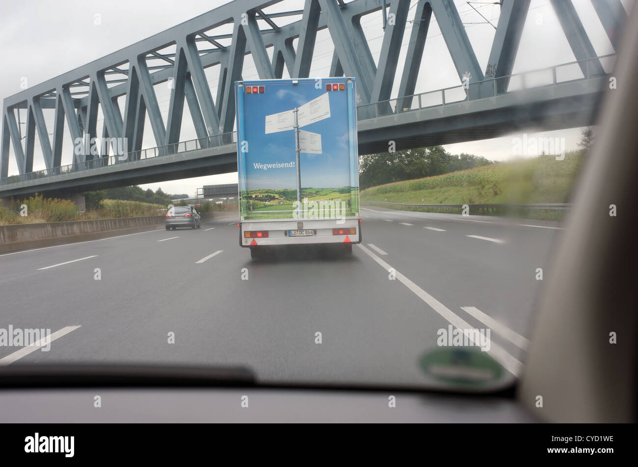 Schwere Güter Fahrzeug (LKW) Richtung Norden auf der Autobahn 2, Nordrhein-Westfalen, Deutschland. Stockfoto