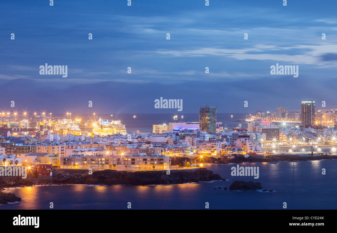 Blick über Las Palmas Stadt in der Dämmerung. Gran Canaria, Kanarische Inseln, Spanien. Zwei Kreuzfahrtschiffe im Hafen (oben links). Stockfoto