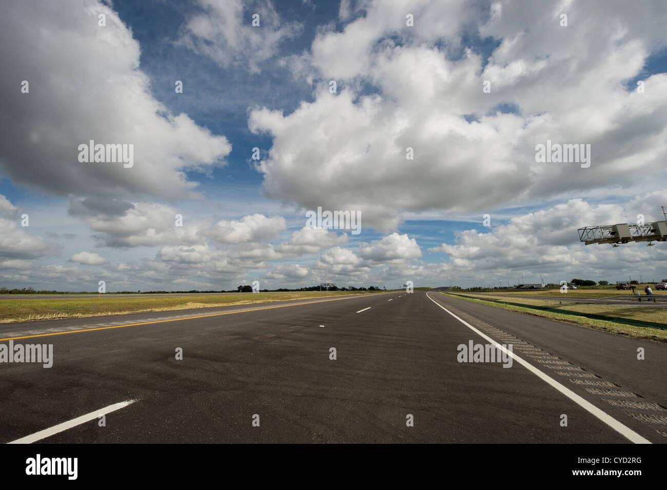 Niedrige Wolken schweben über neu eröffnete Strecke der Mautstraße State Highway 130 in Zentral-Texas in der Nähe von Austin Stockfoto