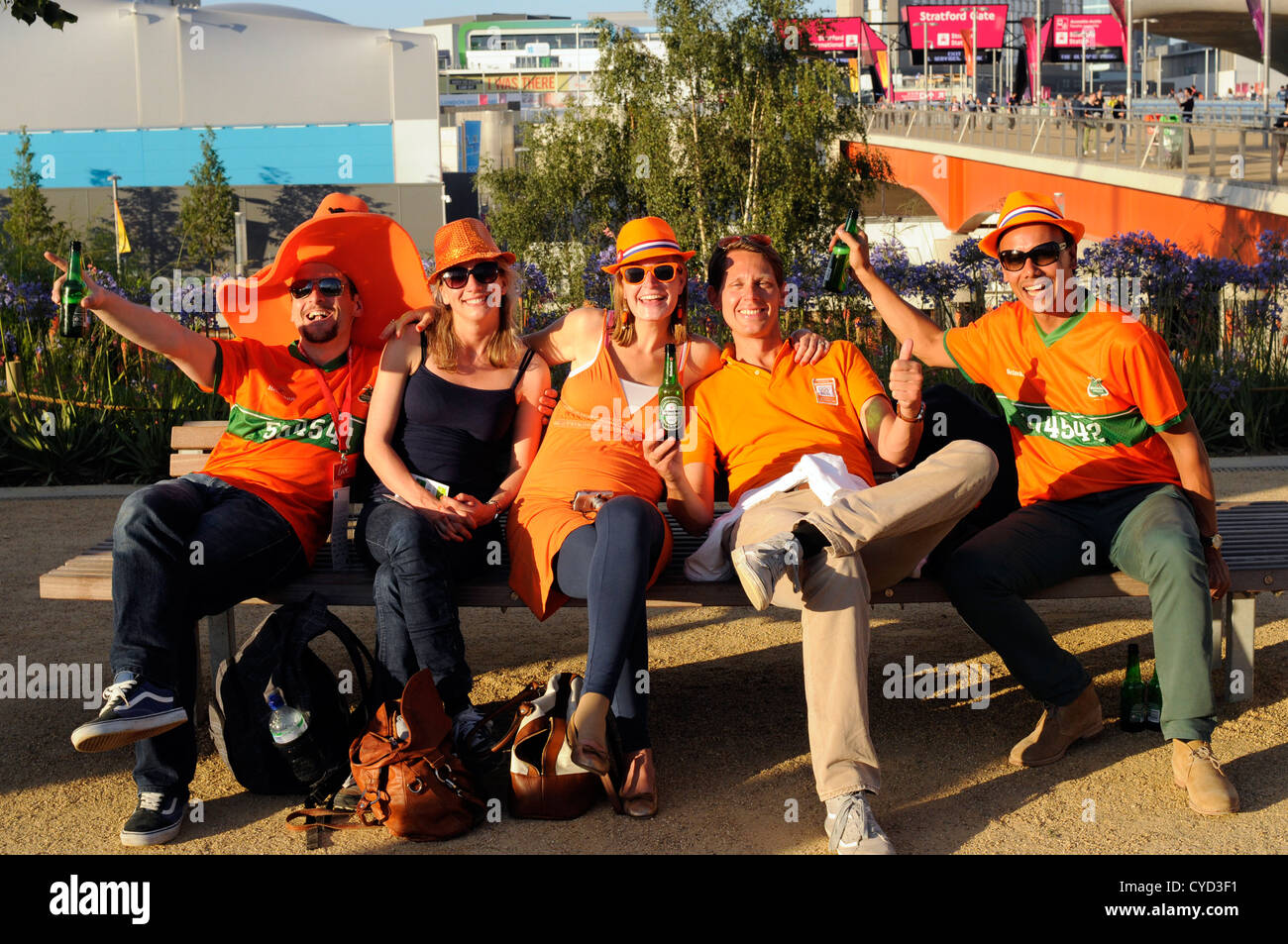 Holländischen Fans in Orange gekleidet feiern das niederländische Damen Eishockeyteam den Sieg um die Goldmedaille bei den Olympischen Spielen 2012 Finale Stockfoto