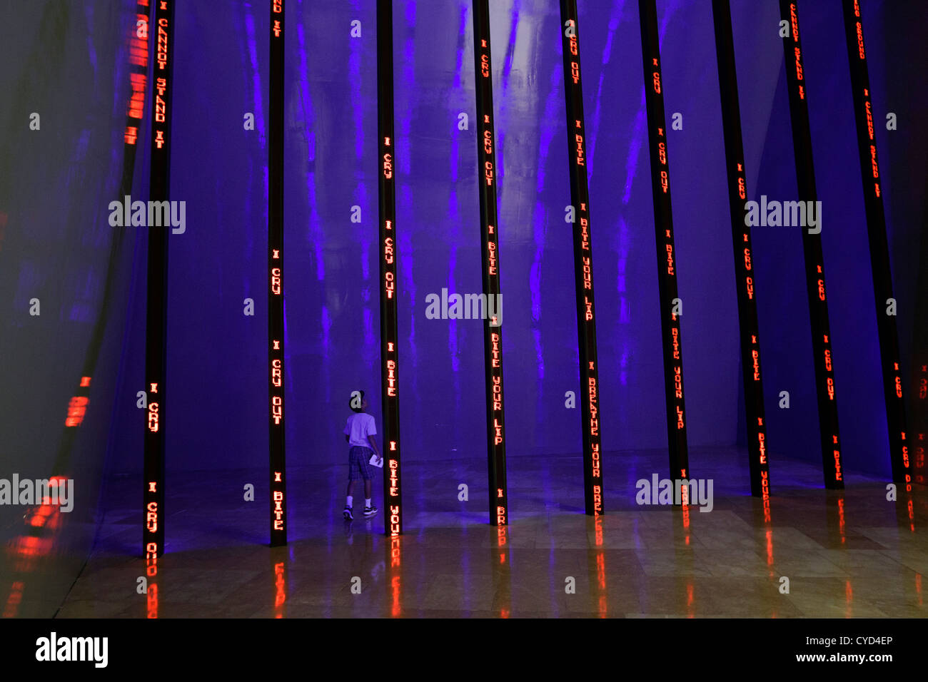 Kunstwerk von Jenny Holzer genannt elektronische LED-Zeichen-Säulen, 1997 auf dem Display an das Guggenheim Museum, Bilbao, Spanien. Stockfoto