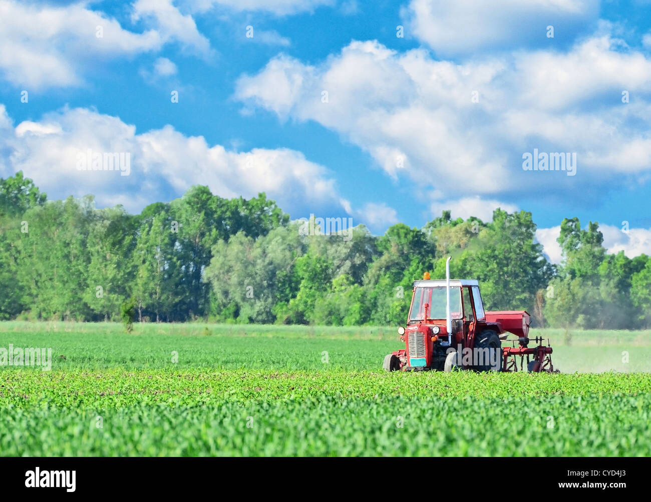 Traktor auf schöne Landschaft Stockfoto