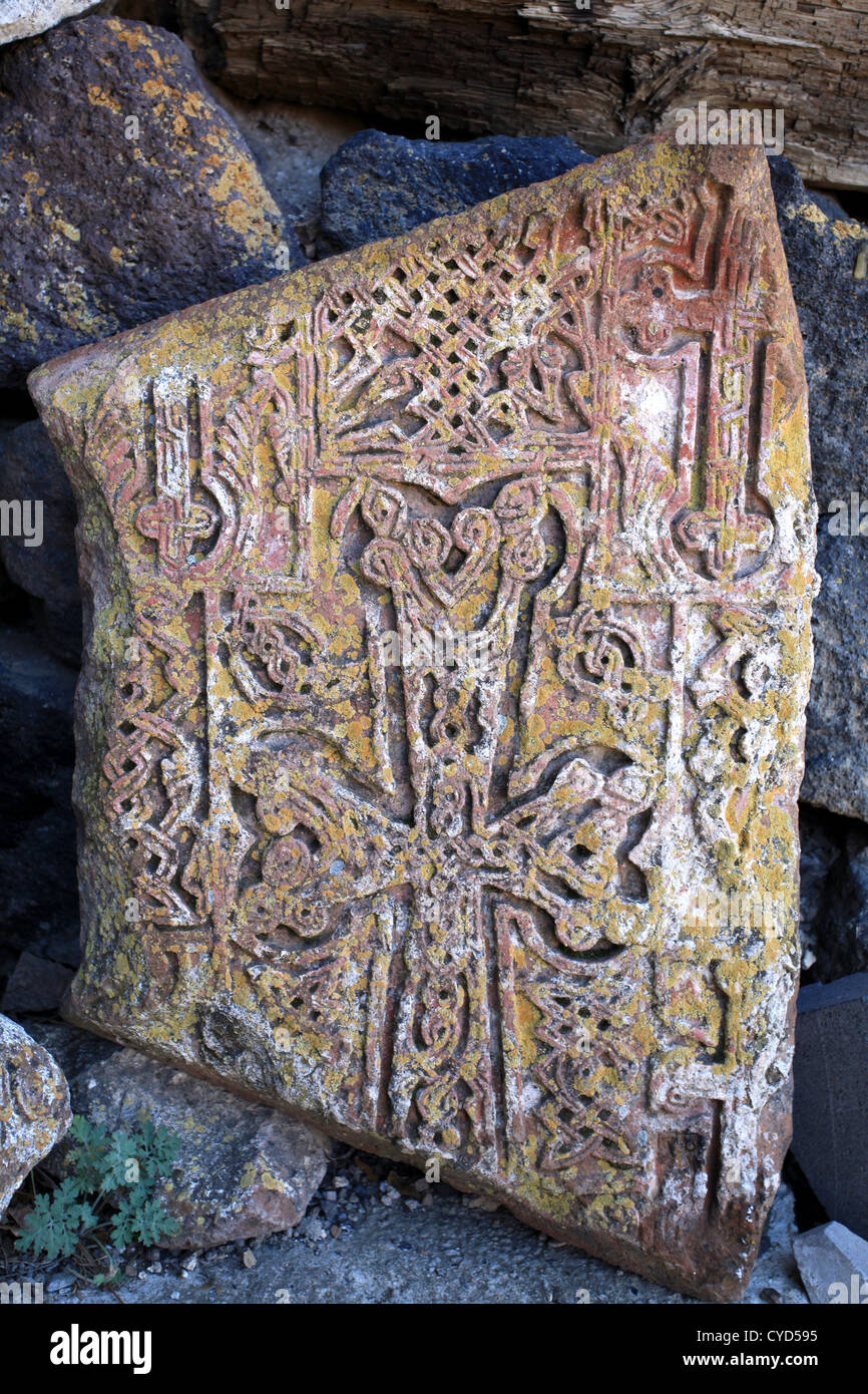 Ein Beispiel für Khatchkar bei weniger Kirche (Heilige Mutter Gottes), Sevanavank des Klosters Stockfoto