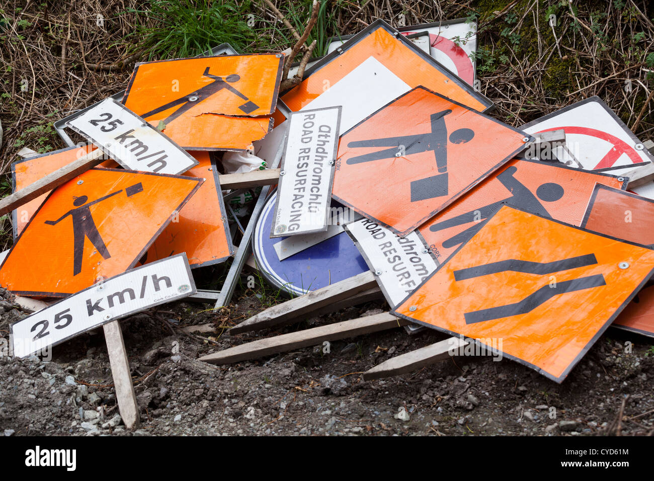 Baustellen-Schilder stapelten sich auf der Seite einer Straße in West Cork, Irland Stockfoto