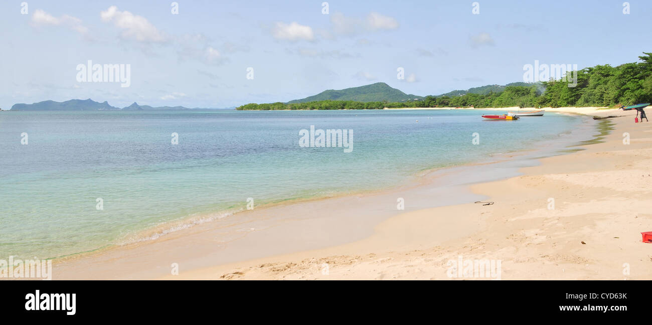 Blick in den blauen Himmel L'Esterre Bay und Paradise Beach, mit festgemachten Boote und Strand Menschen gegenüber der Union Island, Carriacou, West Indies Stockfoto