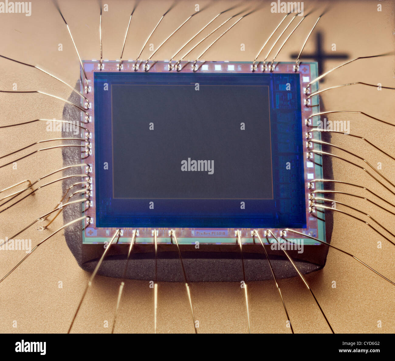 Winzigen CMOS-Chip auf ic-Board mit anschließen Kabel von einer Webcam-Kamera  Stockfotografie - Alamy