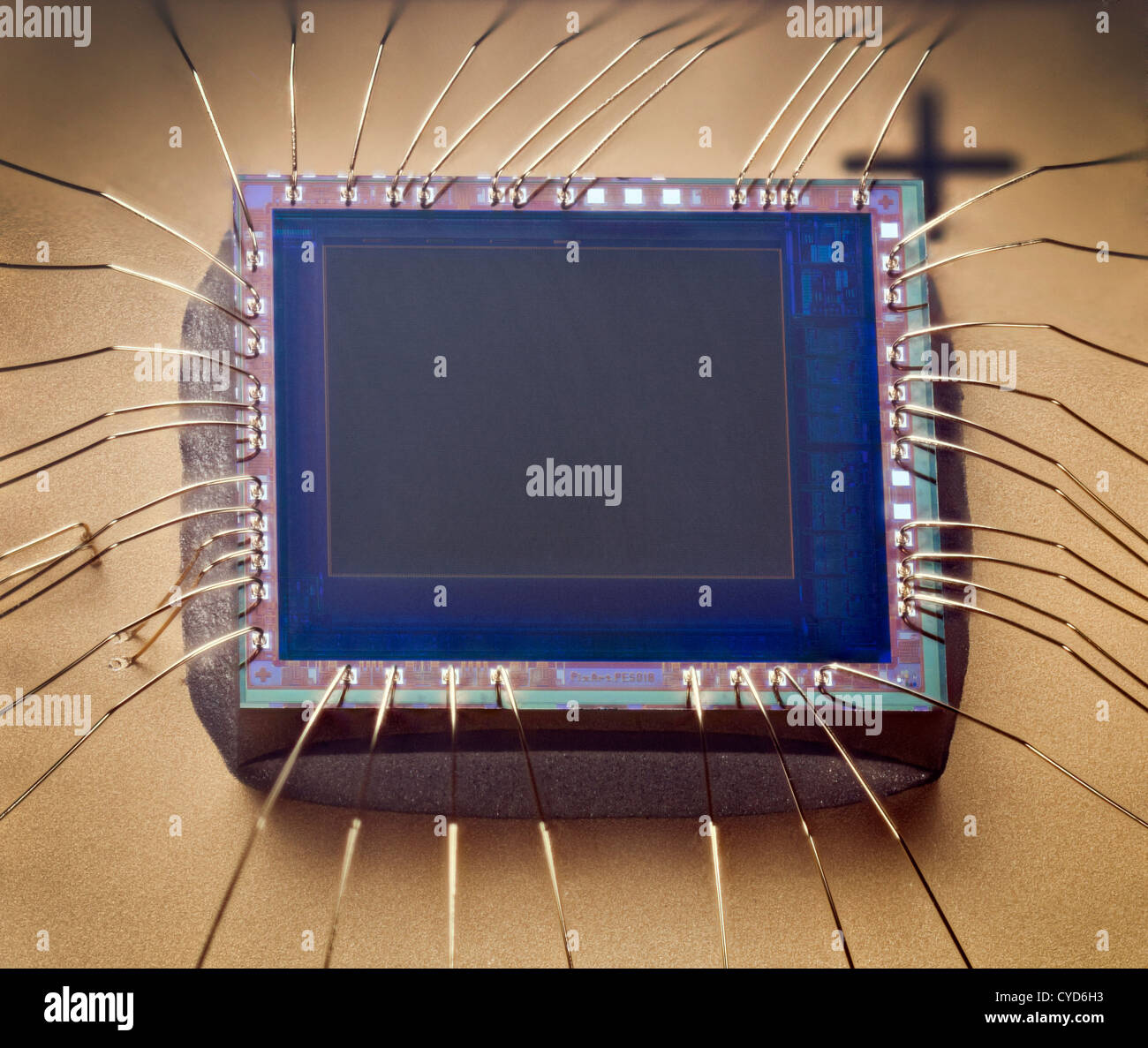 Winzigen CMOS-Chip auf ic-Board mit anschließen Kabel von einer Webcam-Kamera, Stockfoto