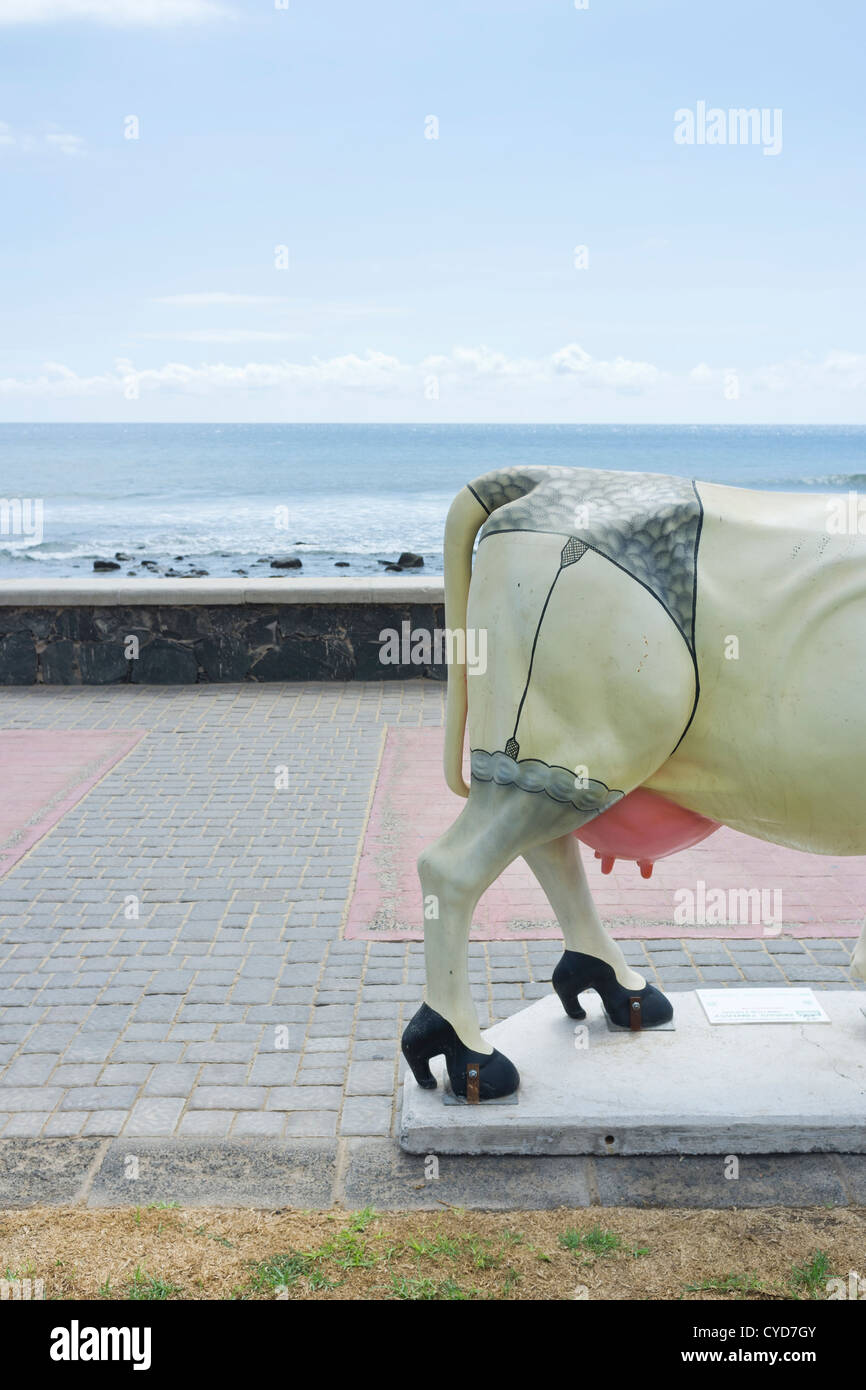 Kuh-Statuen bemalt in verschiedenen Verkleidungen auf der Promenade in Maspalomas, Gran Canaria, Kanarische Inseln, Spanien Stockfoto