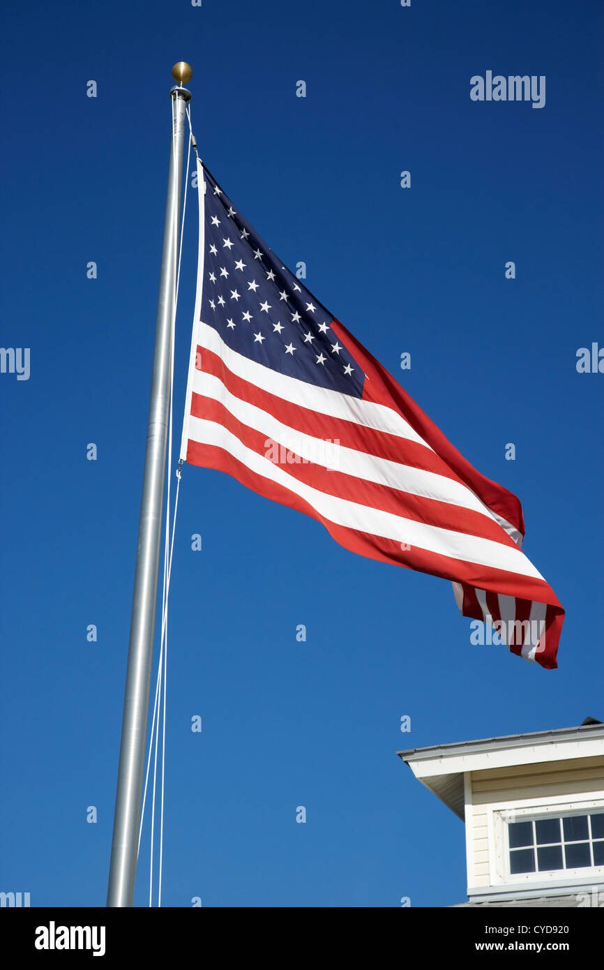 amerikanische Flagge auf einem Fahnenmast außerhalb der Handelskammer Gebäude in Key Largo Florida Keys usa Stockfoto
