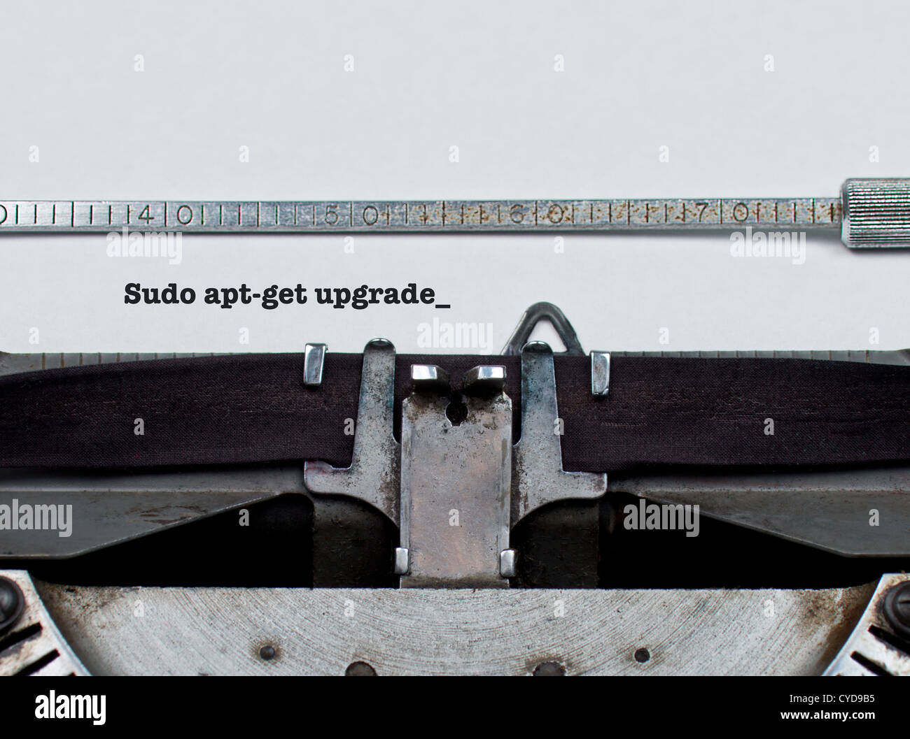 Sudo apt-Get Upgrade  Unix/Linux-Befehl auf einem Vintage Schreibmaschine Software Update Upgrade Konzept konzeptionell eingegeben Stockfoto