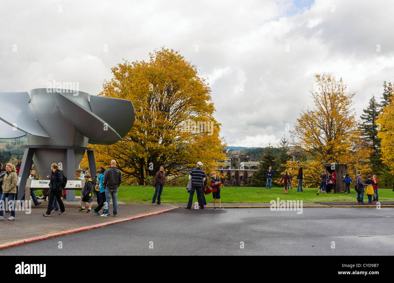 Touristen am Bonneville-Staudamm auf der Columbia Columbia River Gorge, Multnomah County, Oregon, USA Stockfoto